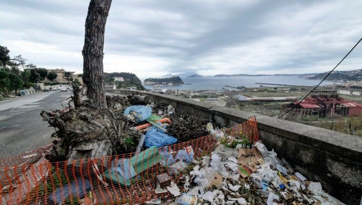 Napoli: Posillipo paradiso perduto tra mini discariche, buche, ceppi di pini e transenne. “Che spettacolo indegno”