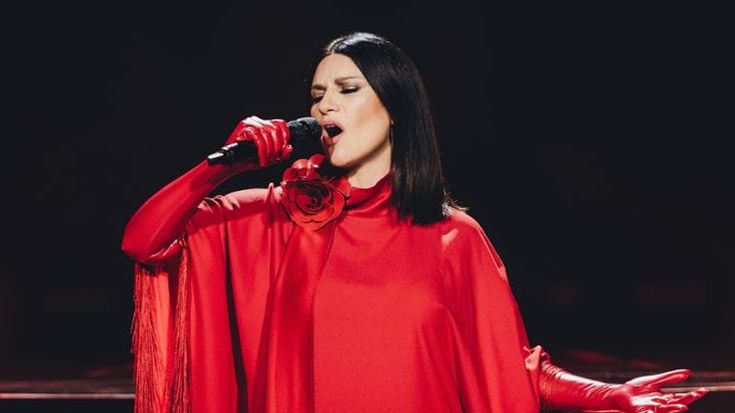 Laura Pausini compie 50 anni, la festa con i fan: “Spero di meritarvi sempre”