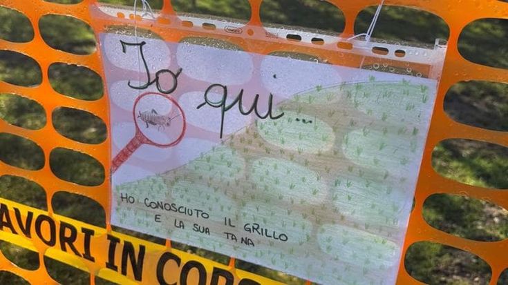 Lecco, attaccano i disegni dei bambini in difesa del parco alla rete del cantiere: genitori multati