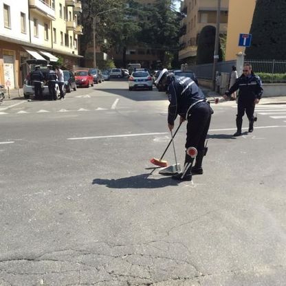 Scopa e paletta: i vigili urbani puliscono dopo l'incidente