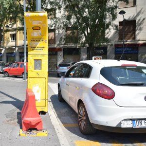 Milano, debutta lo 02.77.77: il numero unico per chiamare il taxi. Partenza tra le incognite