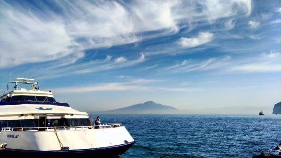 Golfo di Napoli, compagnie contro capitaneria per la rotta dei “week end”
