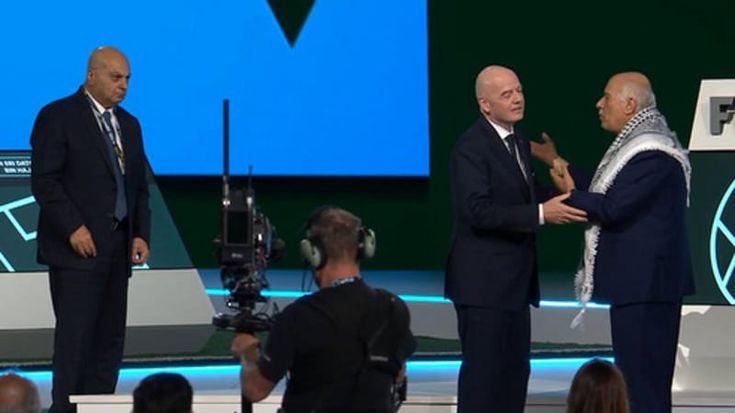 Il dirigente palestinese rifiuta la stretta di mano con quello israeliano organizzata da Infantino
