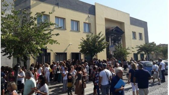 Scuola, la protesta dei prof trasferiti: "Vogliamo restare con le nostre famiglie"