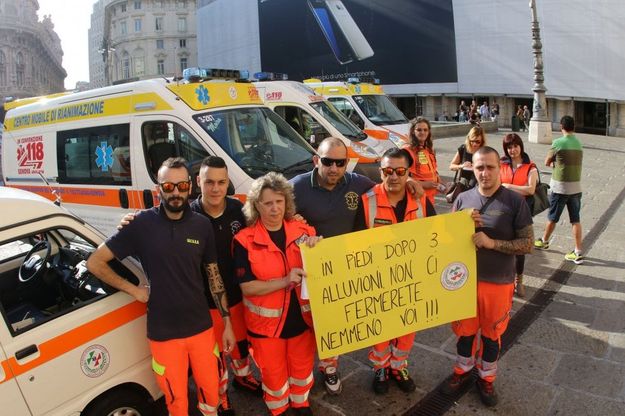 Genova, corteo di 15 ambulanze nelle vie centro, protesta contro l'esclusione