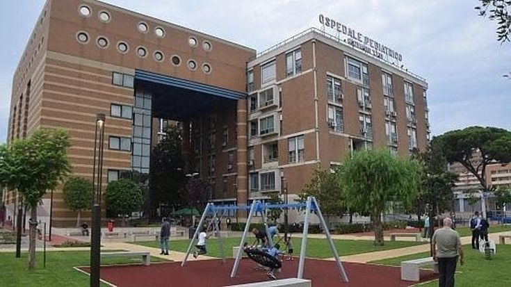 Bari, 16enne ubriaco in ospedale: il padre cerca di aggredire i medici, poi sviene ed è ricoverato anche lui