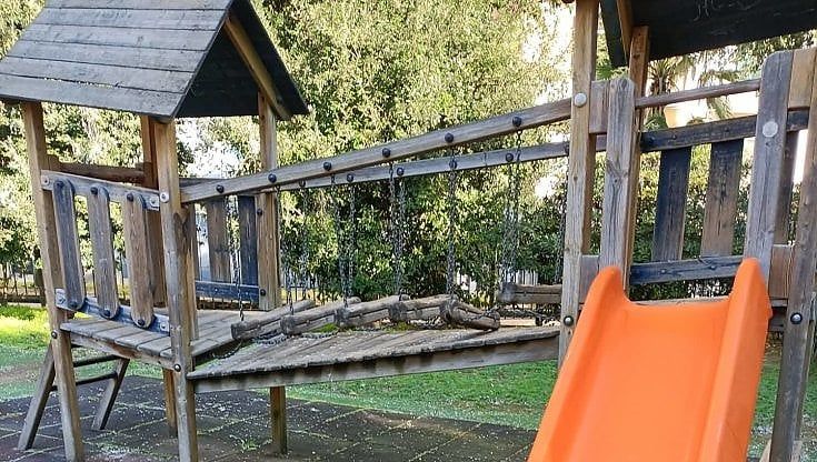 Vomero, i giardinetti di via Ruoppolo nel degrado: la protesta dei papà 