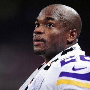 Nfl, un'altra accusa e i Vikings ci ripensano: la superstar Peterson fuori rosa