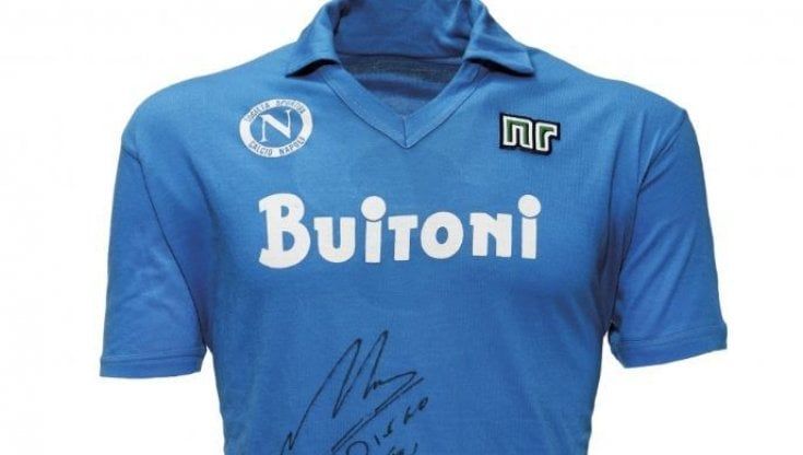 Gli anni d'oro di Maradona all'asta: sei maglie del Pibe de Oro diventano oggetto di culto