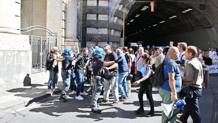Gli sfollati di Pozzuoli bloccano la galleria Vittoria: traffico in tilt, tensioni con la polizia