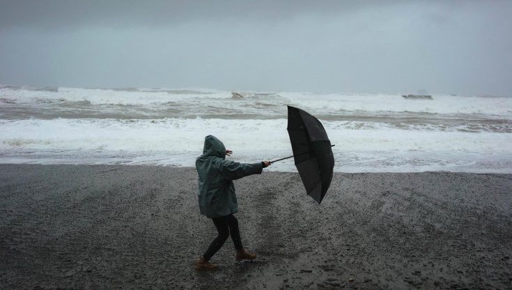 Meteo, addio primavera: domenica torna l'inverno. In arrivo vento forte, gelate, temporali e neve