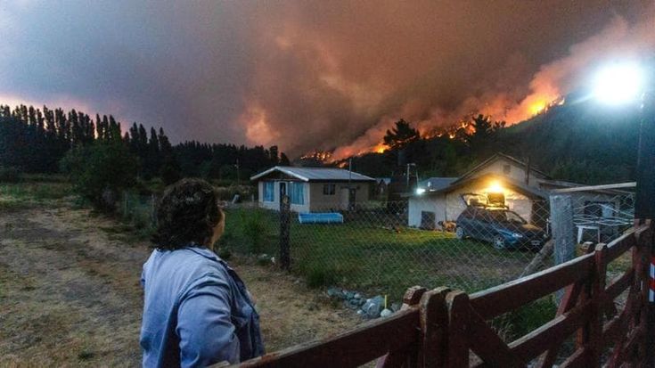 Brucia la Patagonia, 3000 turisti evacuati. Accuse al governo Milei: “Taglia i fondi anti-incendi”