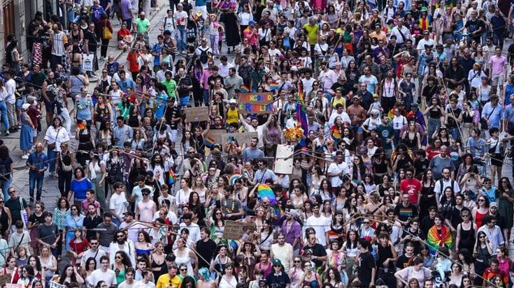Torino Pride 2025: “Siamo 150 mila”. La città si colora di orgoglio, corpi e parole libere - Diretta