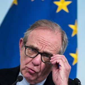 Def al Parlamento, corsa per evitare l'aumento Iva. Allarme da Padoan: "Incertezza politica frena investimenti"