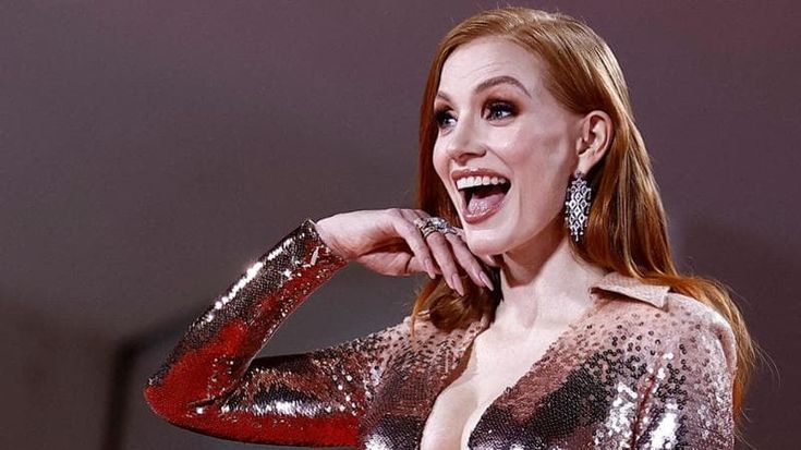Jessica Chastain di lotta e di tappeto rosso: “Sostengo lo sciopero e porto un film di amore, trauma, speranza”