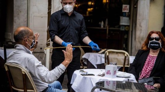 Roma, il caffè resta amaro chiuso un bar su 4: "Dateci più tavoli"