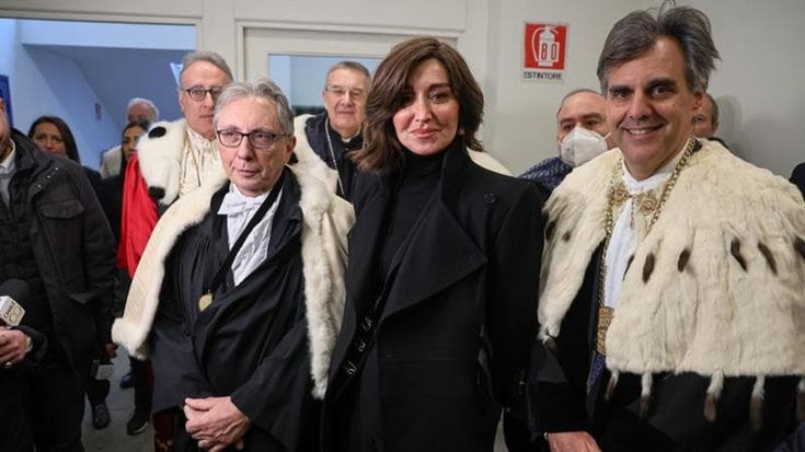 Polemica sull’ex rettore consulente al ministero. Bernini: “Resta in sella”