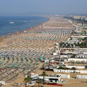 Spiagge, dal 2021 il canone minimo sale a 2500 euro. Rincari per 21 mila concessioni