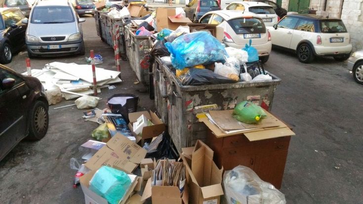 Bari, rifiuti abbandonati e cassonetti stracolmi: è allarme nella città vecchia