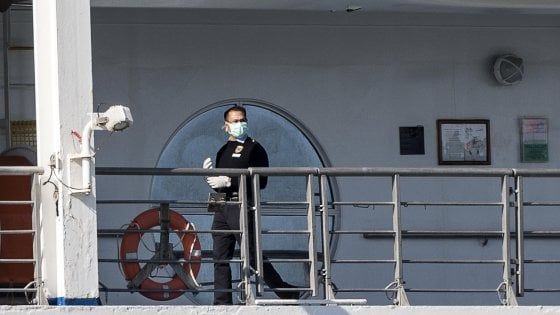 Coronavirus, la Costa Victoria approda a Civitavecchia. Il sindaco: "Città off limits, passeggeri portati via in pullman"