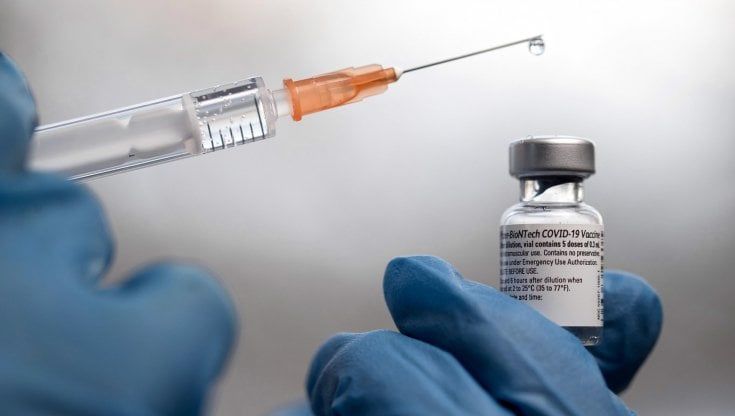  Vaccino Coronavirus, nuovo rinvio per 32 mila dosi. Lazio contro Pfizer: "Così saltano i tempi"