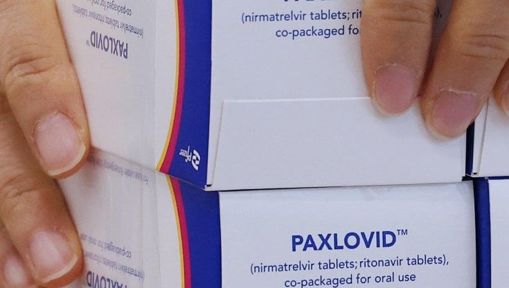 Covid, l'antivirale Paxlovid arriva in farmacia