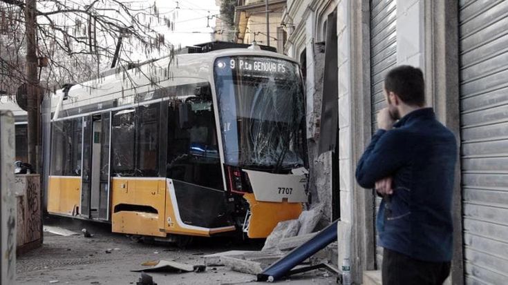 Tram deragliato, il mistero dello schianto in diretta al telefono con il collega
