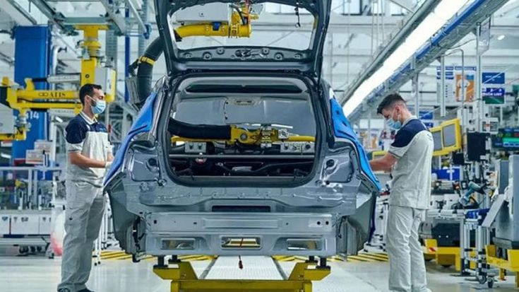 Confindustria alza le stime di crescita per l’Italia. Il debito continua a salire