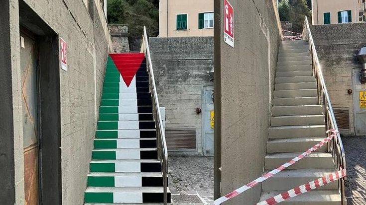 Celle Ligure, bandiera palestinese dipinta sulle scale senza permesso, il sindaco la fa rimuovere
