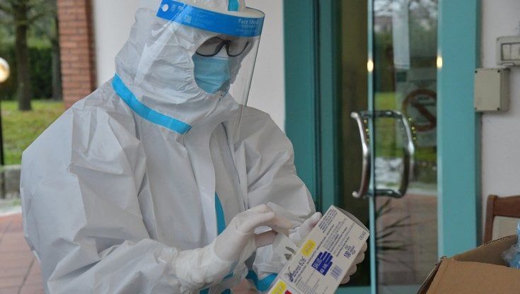 Coronavirus, il bollettino di oggi, 2 gennaio: 11.831 nuovi casi e 364 vittime.  Meno tamponi, tasso contagio sale al 17,6%