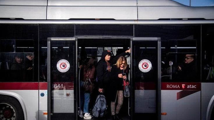 Molestata sull’autobus, 17enne denuncia un uomo di oltre 70 anni