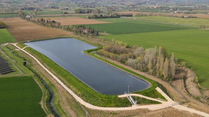 Un laghetto fra i campi per raccogliere le acque: la nuova arma contro la siccità nella campagna imolese