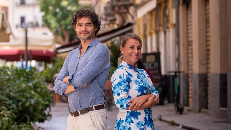 "Ci vediamo al bar", Giusi Battaglia e Paolo Briguglia in tv tra cannoli e calzoni
