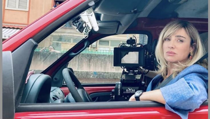 Luisa Ranieri si fa bionda: è la "preside coraggio" di Caivano. Cartolina social con Luca Zingaretti