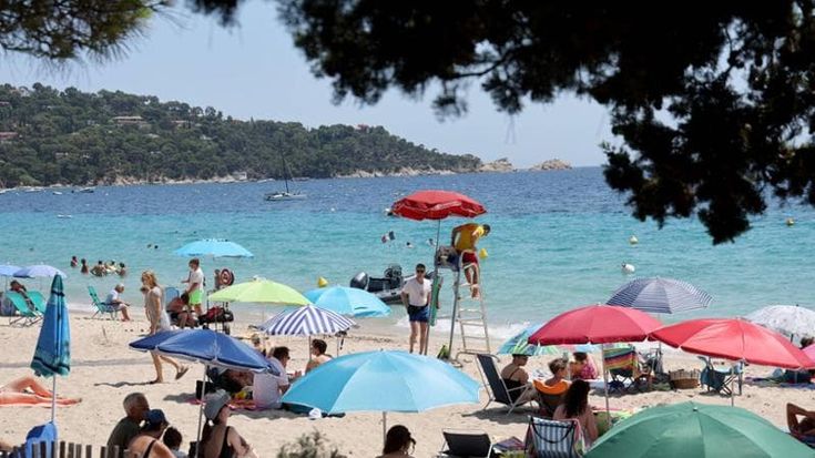 Il Ferragosto dimezzato. Quattro italiani su 10 restano a casa