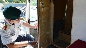 Da Tunisi a Genova in una cassa<br />giovane clandestina rischia di morire