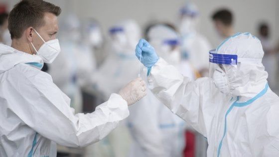 Coronavirus, i dati della settimana: risalgono contagi e decessi. E dopo il Financial Times anche Foreign Policy elogia l'Italia