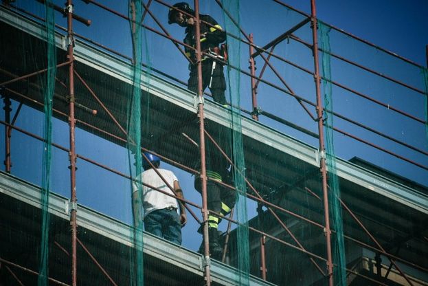 Milano, gravissimo operaio colpito da un gancio mentre lavorava su un'impalcatura
