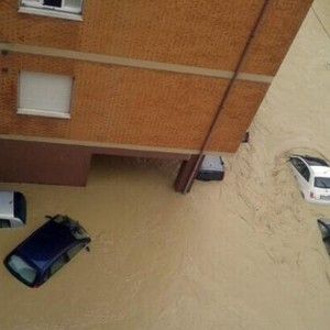 Volontari della Protezione civileal lavoro nella citt&agrave; di Senigallia
