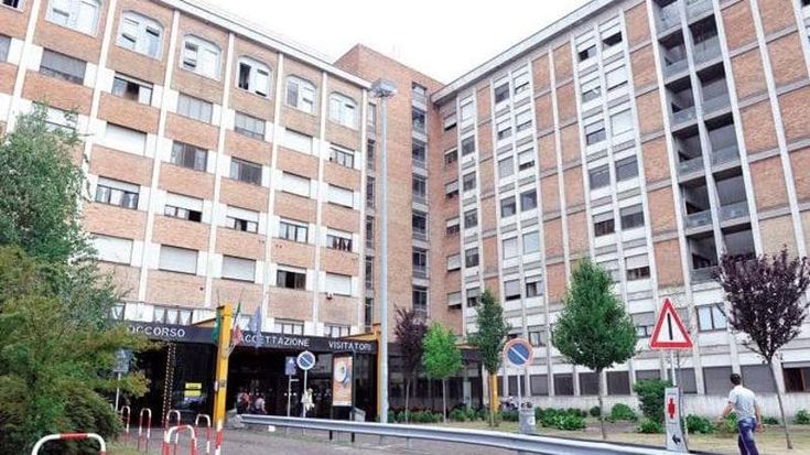 Ragazza di 20 anni denuncia una violenza sessuale subita in pronto soccorso, poi si lancia dalla finestra e muore