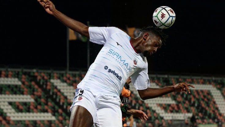 Il Venezia torna in Serie A dopo 19 anni: impresa in 10, con il Cittadella finisce 1-1. Esplode la festa in città