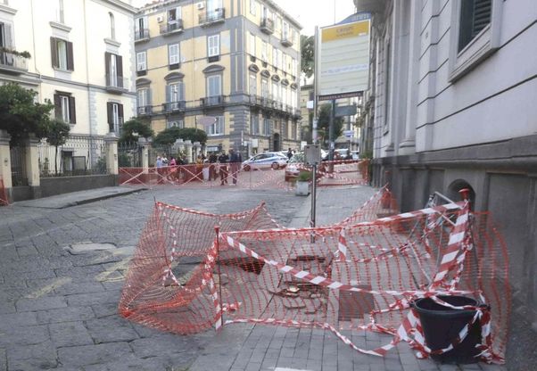 Napoli, due voragini in via Crispi: strada chiusa al traffico