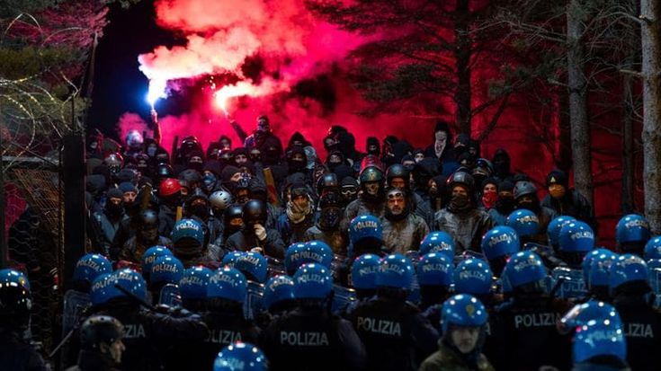 NoTav contro “Acab” la serie Netflix girata in Val di Susa: “Noi rappresentati come macchiette”