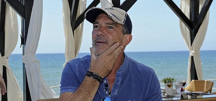 Malore per Antonio Banderas: "Sto bene, mi stanno curando"