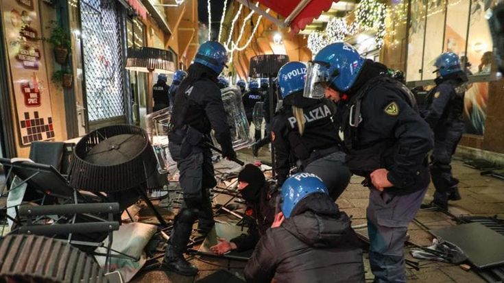 Guerriglia a Bologna, la città conta ancora i danni. Trenta identificati