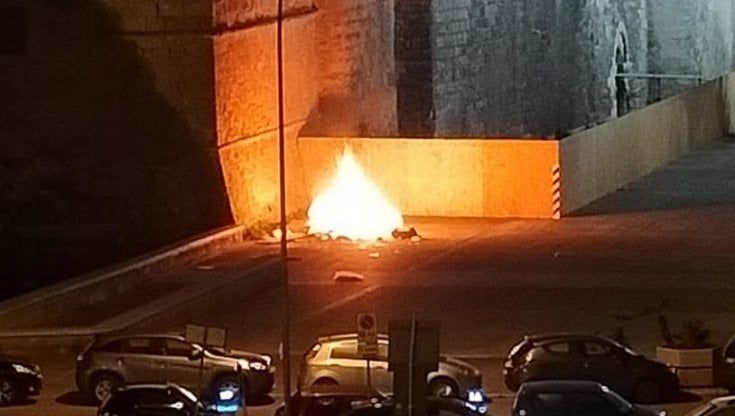 Bari, giovani vandali accendono un falò davanti al Castello svevo: "Avrebbero potuto danneggiare la parete. Servono più controlli"
