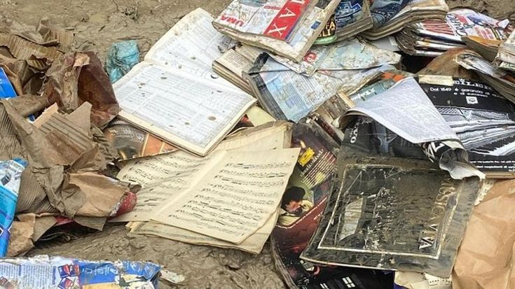 Foto, dischi, giocattoli: la vita perduta negli oggetti annegati tra cantine e garage