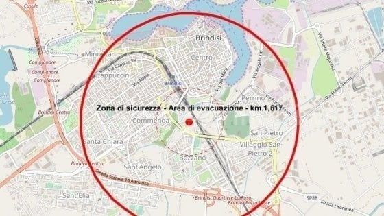 Bomba a Brindisi, all'alba scatta l'evacuazione di 54mila abitanti per disinnescarla: "Alto il rischio di esplosione"