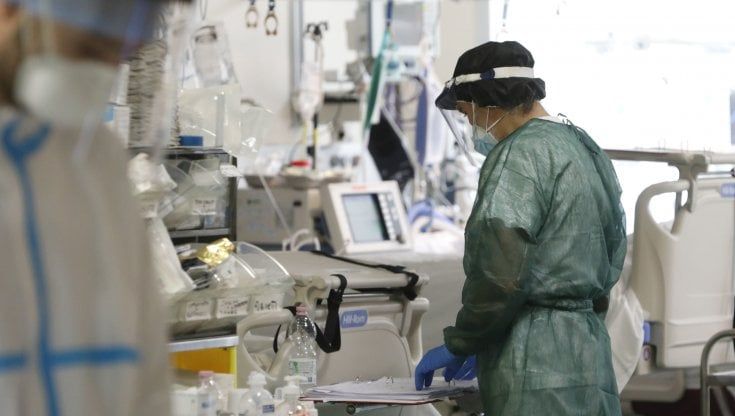 Il Covid fa altre diciassette vittime (tre a Parma). In aumento i ricoveri nei reparti ordinari