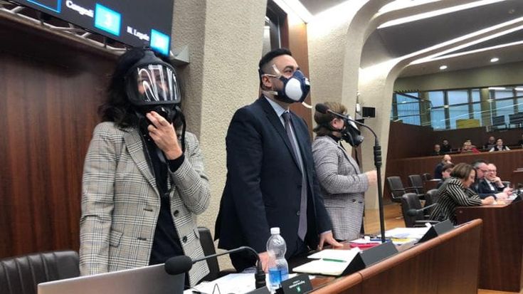 Lombardia, il centrodestra boccia la richiesta di stato di emergenza per l’allarme smog. Le opposizioni: “Negano che il problema esista”